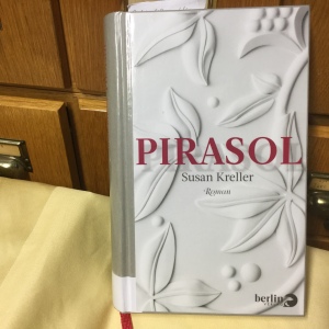 Roman „Pirasol“ von Susan Kreller vor einem alten Katalogkasten