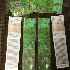 mehrere Lesezeichen: Vorderseite helle Grüntöne, Rückseite mit Text über Kunstbücher