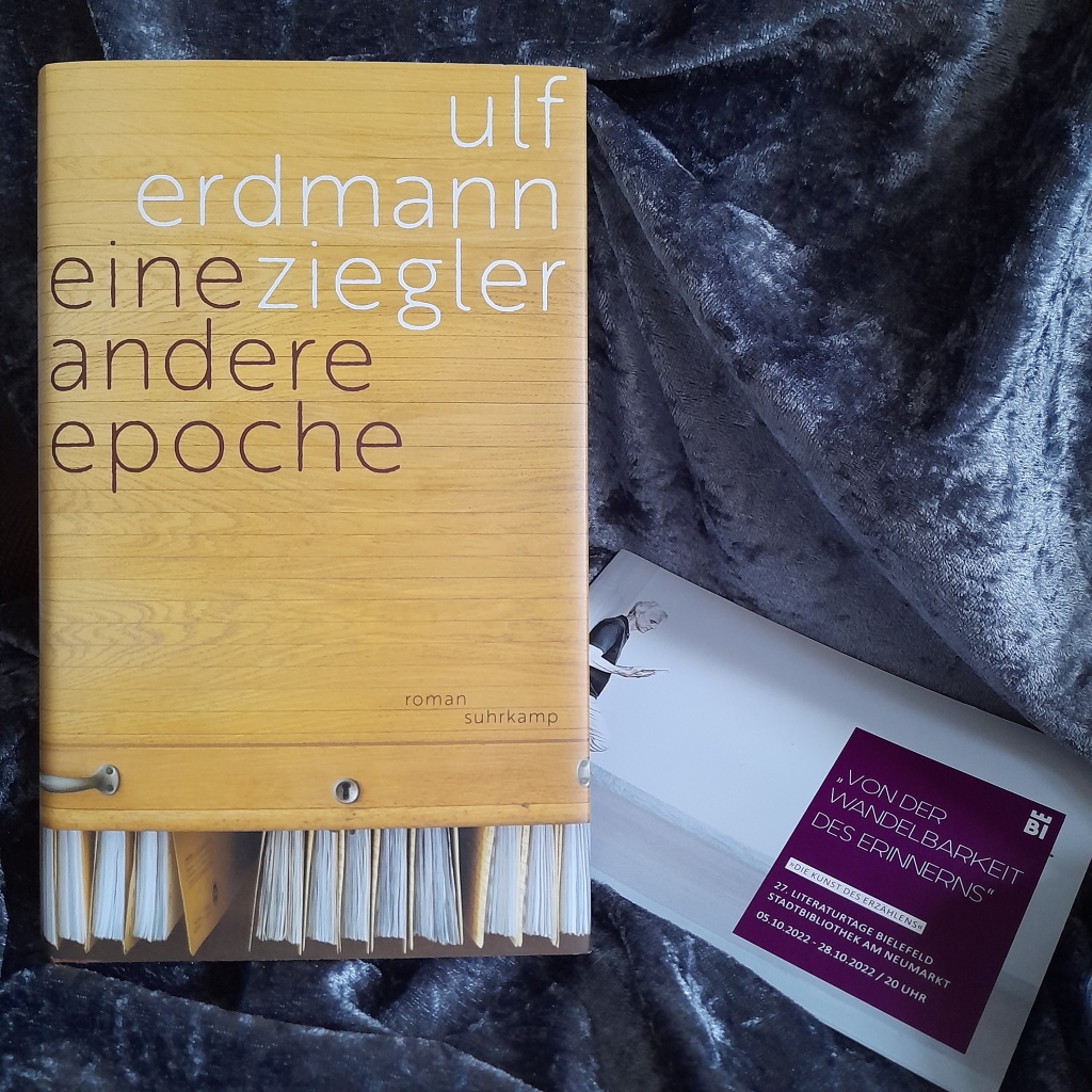 Der Roman "Eine andere Epoche" von Ulf Erdmann Ziegler liegt zusammn mit dem Programmheft der Literaturtage Bielefeld auf einem grau-silbernen Tuch