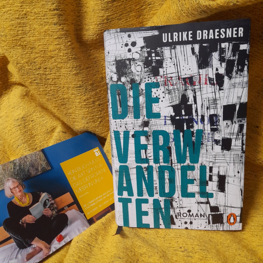 Auf einem gelbem Tuch liegt das Buch "Die Verwandelten" von Ulrike Draesner, Penguin-Verlag; daneben liegt das Programmheft der Literaturtage 2023