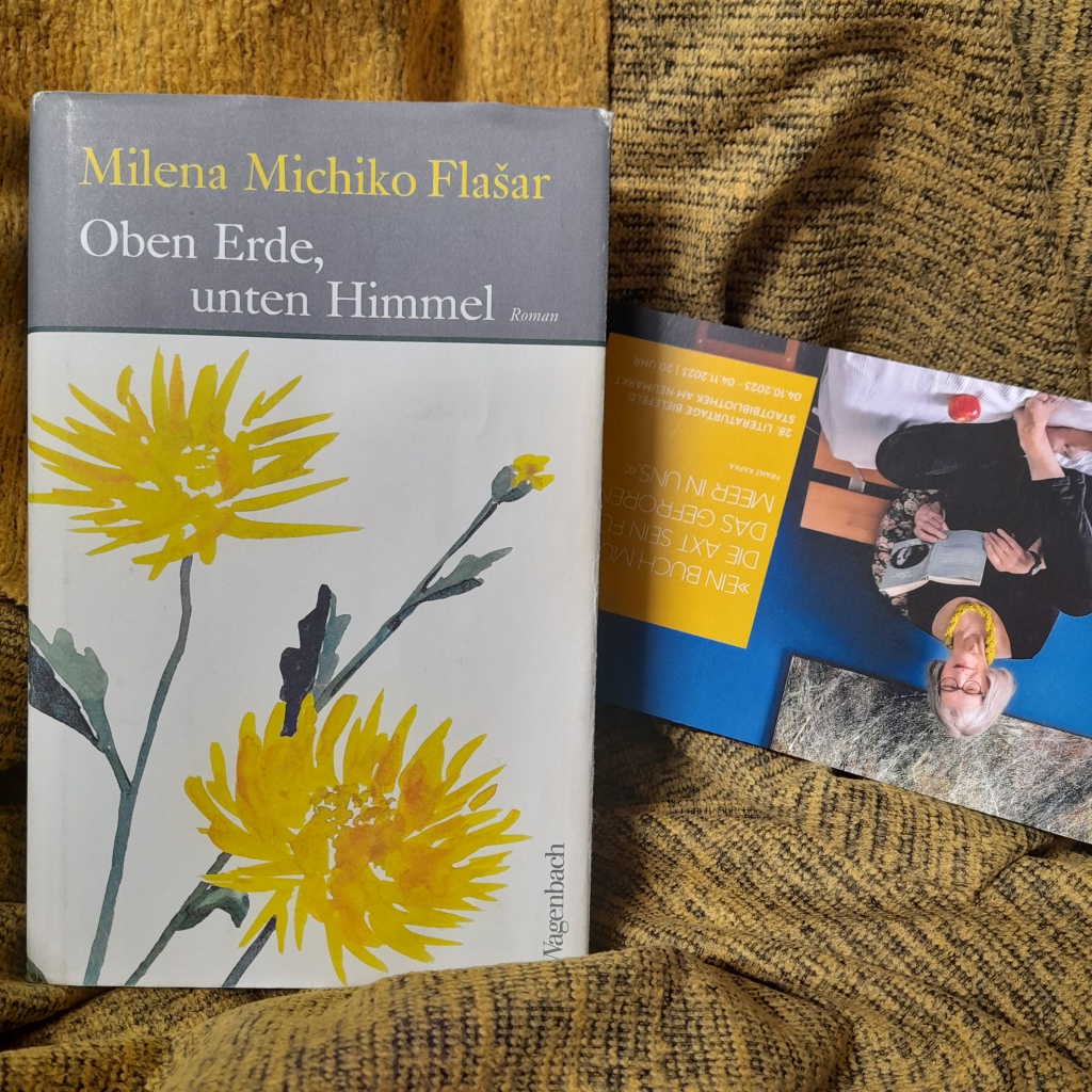 Roman "Oben Erde, unten Himmel" von Milena Michiko Flasar, Wagenbach-Verlag, liegt auf einem gelb-schwarzen Tuch zusammen mit dem Programmheft der Literaturtage