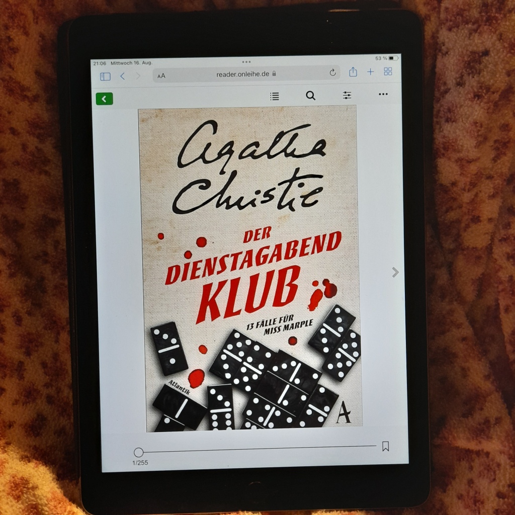 Foto eines Tablets, auf dem Bildschirm ist das Titelbild zu "Der Dienstagabend-Klub: 13 Fälle für Miss Marple" von Agatha Christie zu sehen.