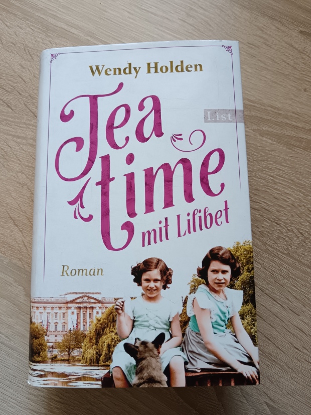 Buch "Teatime mit Lilibet" von Wendy Holden. Das Titelbild zeigt u.a. das Foto zweier Mädchen mit Hund, eines der Mädchen ist als die spätere Queen Elisabeth II. zu erkennen.